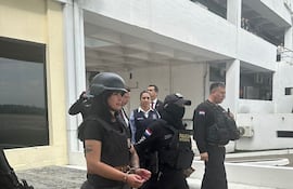 Gianina Garcia Troche, esposa de Sebastian Marset, durante su extradición a Paraguay.