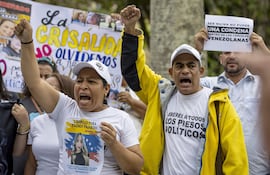 Familiares de presas políticas y activistas se manifiestan en los alrededores del Instituto Nacional de Orientación Femenina (INOF) para exigir a la presidenta encargada de Venezuela, Delcy Rodríguez, la liberación de detenidas, en Los Teques (Venezuela). Ayer, el gobierno liberó a unos ocho militares del "caso paracaidistas".