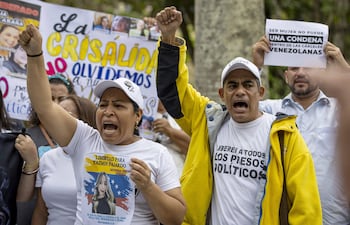 Familiares de presas políticas y activistas se manifiestan en los alrededores del Instituto Nacional de Orientación Femenina (INOF) para exigir a la presidenta encargada de Venezuela, Delcy Rodríguez, la liberación de detenidas, en Los Teques (Venezuela). Ayer, el gobierno liberó a unos ocho militares del "caso paracaidistas".