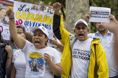 Familiares de presas políticas y activistas se manifiestan en los alrededores del Instituto Nacional de Orientación Femenina (INOF) para exigir a la presidenta encargada de Venezuela, Delcy Rodríguez, la liberación de detenidas, en Los Teques (Venezuela). Ayer, el gobierno liberó a unos ocho militares del "caso paracaidistas".