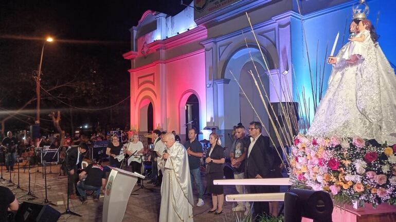Padre Jorge Sotelo oré por los presentes durante el Ágelus cantado.