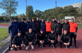 Los árbitros centrales del plantel A de la Asociación Paraguaya de Fútbol posan después de superar la prueba.