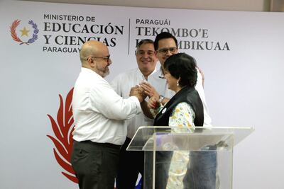 Abrazo de fin de año. El ministro de Educación, Luis Ramírez, rodeado de sus viceministros, a puertas cerradas en el MEC.