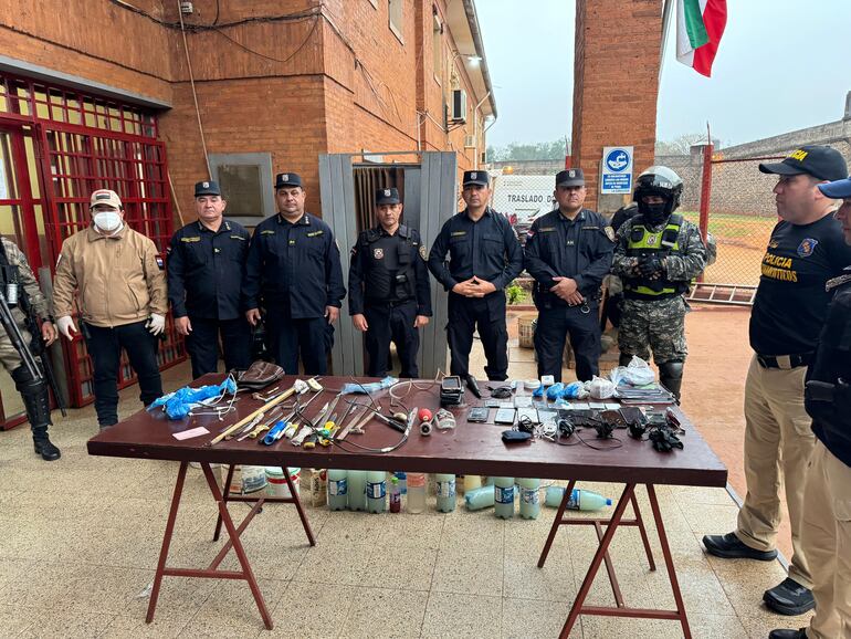 Incautan estoques, bebidas, anotaciones, droga y celulares del Cereso.