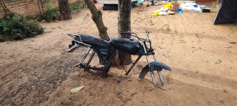 Fue incautada, además, una motocicleta totalmente desmantelada.