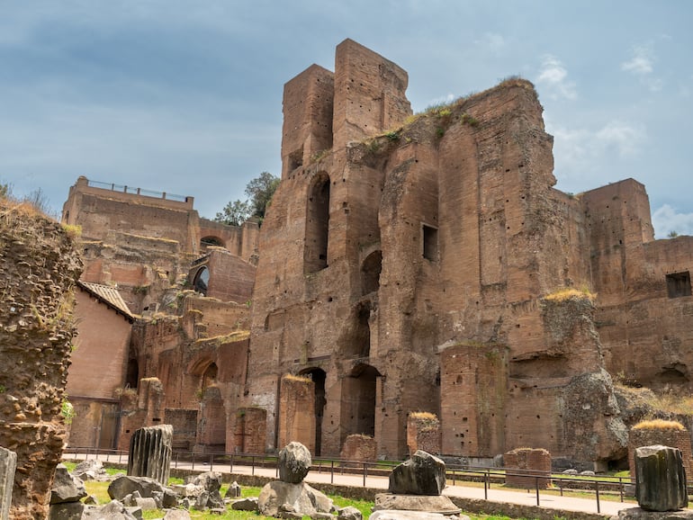 Vista de la Casa de las Vírgenes Vestales junto a la Vía Sacra en el Foro Romano de Roma, Italia.