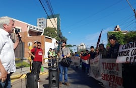 Ricardo Canese (i), uno de los voceros de la movilización.
