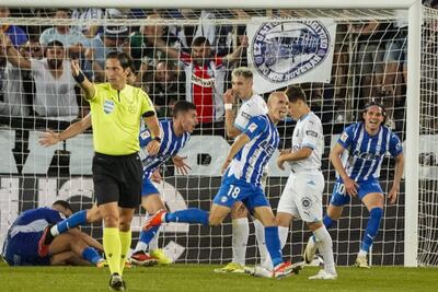 VITORIA , 10/05/2024.- El centrocampista del Alavés Jon Guridi (3d) celebra su gol ante del Girona, en el partido de LaLiga entre el Alavés y el Girona, este viernes en Mendizorroza. EFE/ L. Rico