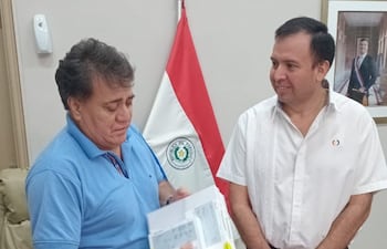 El docente Modesto Fretes (remera celeste) junto al titular de la Diben, Fernando Ortellado.