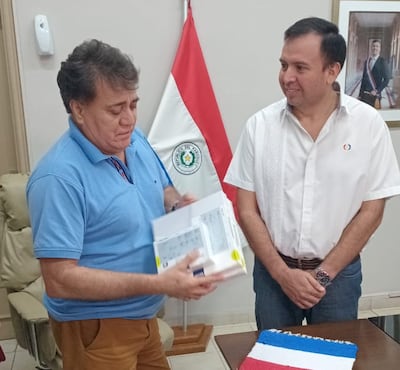 El docente Modesto Fretes (remera celeste) junto al titular de la Diben, Fernando Ortellado.