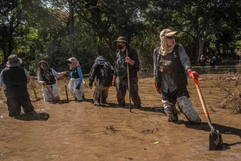 Rescatistas buscan a personas desaparecidas tras un desborde de río en Poza Rica, en el estado mexicano de Veracruz.