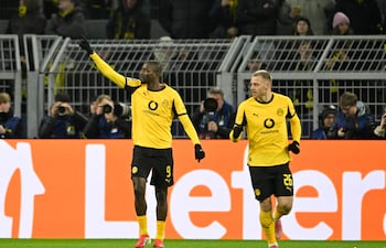 El delantero guineano del Dortmund, Serhou Guirassy (#09, a la izquierda), celebra tras anotar el primer gol de su equipo durante el partido de ida del 'playoff' de la fase eliminatoria de la UEFA Champions League entre el BVB Borussia Dortmund y el Atalanta de Bérgamo, en Dortmund, Alemania occidental.