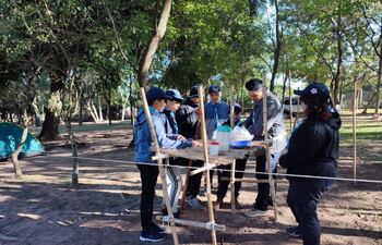 Grupo scout Niño Jesús de Praga de Asunción realizando actividades al aire libre.