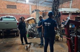 El fiscal Deny Yoon Pak dialogaba con el detenido Mariano Genes Benítez, en un taller de la ciudad de Limpio.