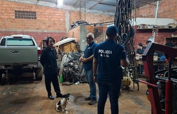 El fiscal Deny Yoon Pak dialogaba con el detenido Mariano Genes Benítez, en un taller de la ciudad de Limpio.