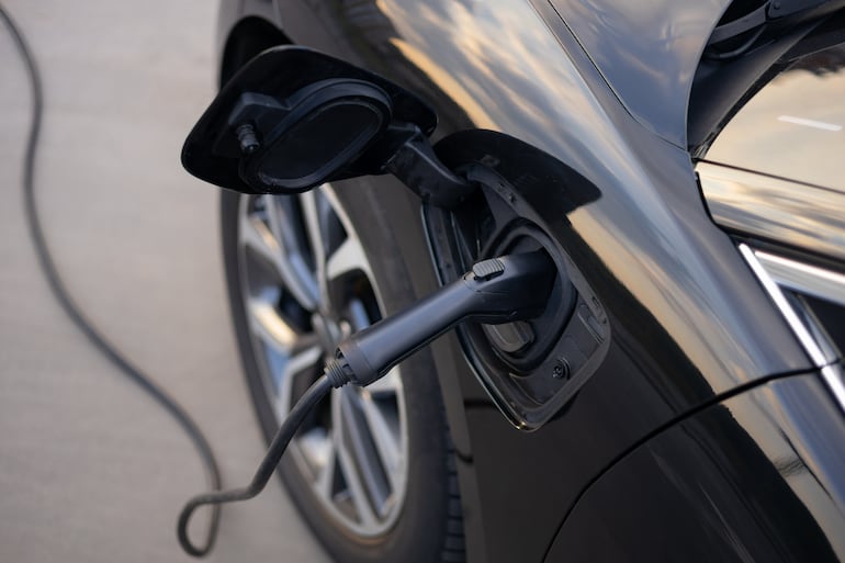 Auto eléctrico se está cargando.