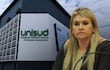 La jueza Dina Marchuk Santacruz con tíulo de la Universidad Sudamericana.