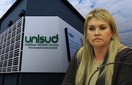 La jueza Dina Marchuk Santacruz con tíulo de la Universidad Sudamericana.