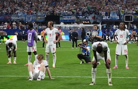Jugadores de Inglaterra reaccionan este miércoles, al final del partido del Mundial de la FIFA 2026 entre Inglaterra y Argentina en el estadio Mercedes-Benz en Atlanta (Estados Unidos). EFE/ Octavio Guzmán