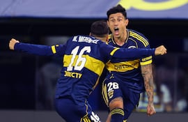 El delantero paraguayo, Adam Bareiro, celebra junto al uruguayo Miguel Merentiel, tras anotar el segundo gol de su equipo durante el partido del Torneo Apertura 2026 de la Liga Profesional del Fútbol Argentino entre Boca Juniors e Instituto de Córdoba en el Estadio La Bombonera.