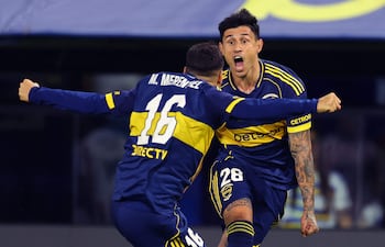 El delantero paraguayo, Adam Bareiro, celebra junto al uruguayo Miguel Merentiel, tras anotar el segundo gol de su equipo durante el partido del Torneo Apertura 2026 de la Liga Profesional del Fútbol Argentino entre Boca Juniors e Instituto de Córdoba en el Estadio La Bombonera.