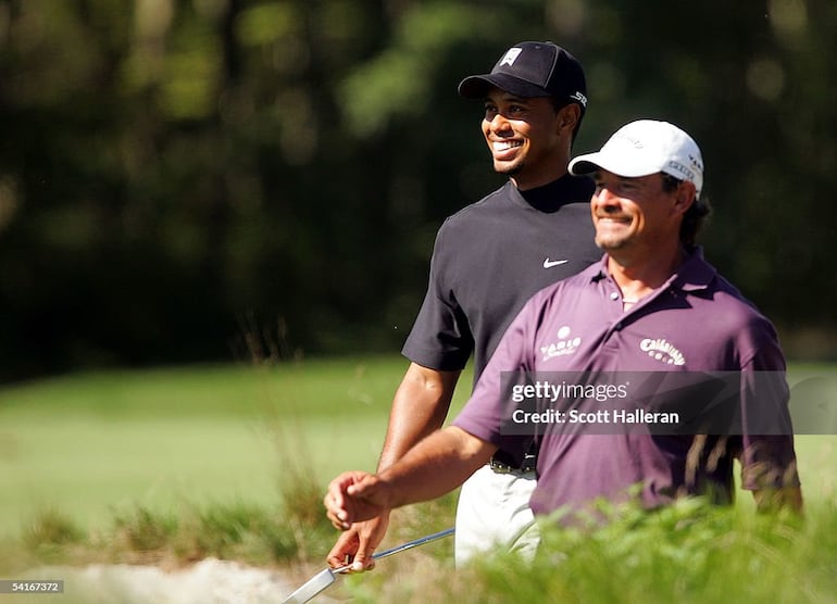 Tiger Woods camina sonriente con Carlos Franco en el Deuutsche Bank Championship en el 2005 ien Massachusetts.