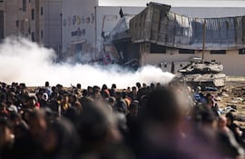 Palestinos desplazados están de nuevo en movimiento desde Khan Yunis hacia Rafah en el sur de Gaza