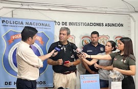 El fiscal de Mariano Roque Alonso, Itálico Rienzi, declara ante la prensa sobre el feminicidio de la indígena Emilia Zorrilla Montero. Atrás, el subjefe de Homicidios de la Policía, subcomisario David Delgado.