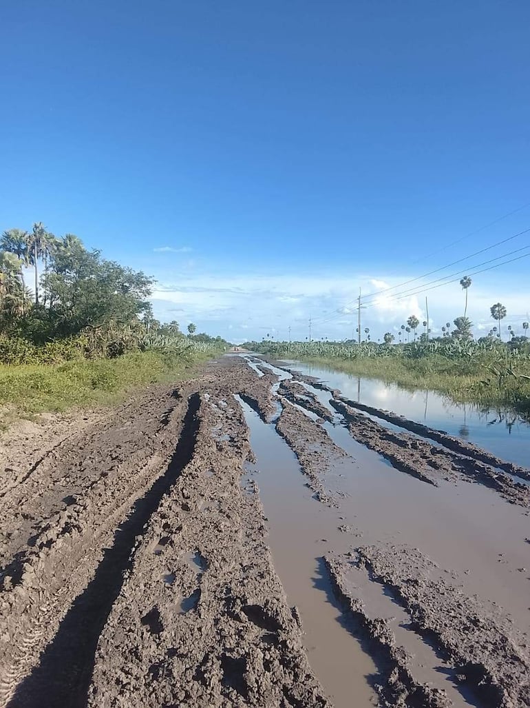 Camino abnegado por las aguas de lluvias