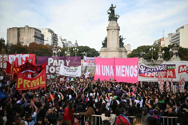 Mujeres participan en una marcha de «Ni una menos» en Buenos Aires el 3 de junio de 2026. 