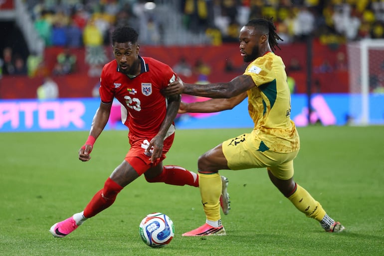 Michael Amir Murillo (#23) de Panamá supera la marca de Antoine Semenyo.