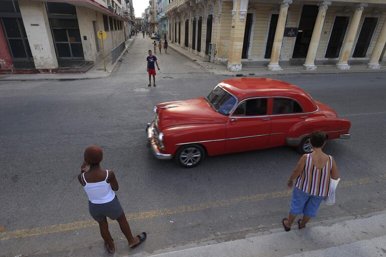 Personas caminando por una calle, en La Habana (Cuba). La captura estadounidense del venezolano Nicolás Maduro emerge como un parteaguas en las relaciones bilaterales entre Caracas y La Habana, que han pasado de estrechos aliados políticos y económicos a mantener una distancia plagada de silencios e incógnitas.  
