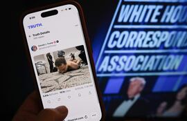 Esta fotografía ilustrativa tomada en Los Ángeles muestra un teléfono con una publicación en Truth Social del presidente de Estados Unidos, Donald Trump, que muestra una imagen del presunto sospechoso de un tiroteo en la Cena de Corresponsales de la Casa Blanca en el suelo después de ser detenido el 25 de abril de 2026.