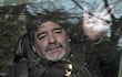 La exestrella del fútbol argentino Diego Armando Maradona saluda a los seguidores