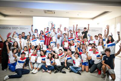 Santiago Peña, presidente de la República, y César Ramírez, ministro de Deportes, encabezaron el lote de autoridades para dar el aporte económico a atletas de élite.