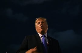 El presidente estadounidense Donald Trump habla con los medios antes de abordar el Air Force One rumbo a Las Vegas en el Aeropuerto Internacional de Los Ángeles el 4 de agosto de 2026.