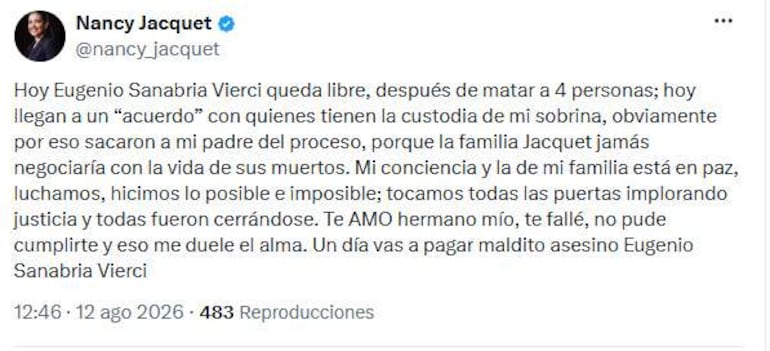 Nancy Jacquet muestra una expresión de tristeza, mientras sostiene un cartel con un mensaje emotivo sobre su hermano fallecido.