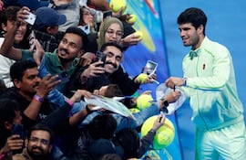 Carlos Alcaraz, la mejor raqueta del mundo, compartiendo con los aficionados luego de su clasificación a cuartos de final.