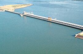 Casa de máquinas y vertedero principal de la represa hidroeléctrica Yacyretá. Río Paraná, aguas arriba y abajo.