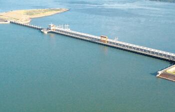 Casa de máquinas y vertedero principal de la represa hidroeléctrica Yacyretá. Río Paraná, aguas arriba y abajo.