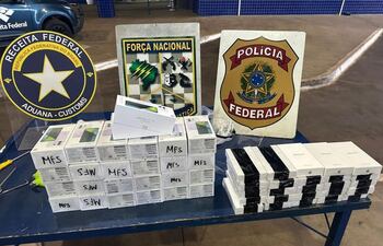 Los aparatos celulares de contrabandos incutados en la cabecera del Puente de la Amistad, en Foz de Iguazú.
