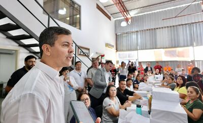 Santiago Peña supervisó preparación de kits escolares para el próximo año lectivo.