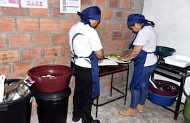 En precarias condiciones, por falta de infraestructura, preparan el almuerzo escolar de Hambre Cero en la escuela Colonia Belén, de Villa Hayes.