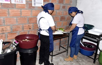 En precarias condiciones, por falta de infraestructura, preparan el almuerzo escolar de Hambre Cero en la escuela Colonia Belén, de Villa Hayes.