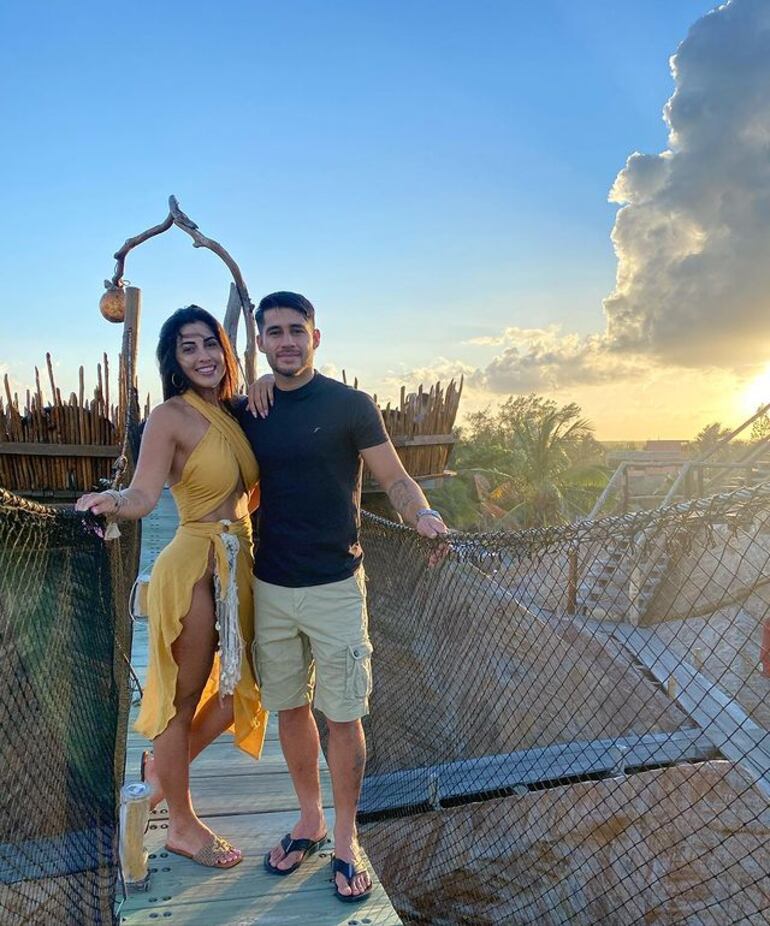 Hermosa pareja, Cristina Aranda e Iván Torres, en un paradisíaco lugar. (Instagram/Cristina Aranda)