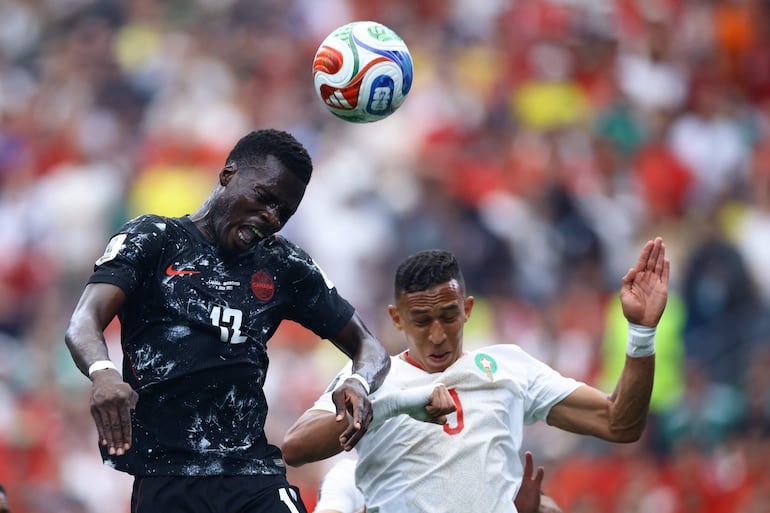 Duelo aéreo entre Tani Oluwaseyi y Soufiane Rahimi.