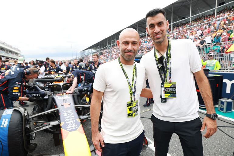 Javier Mascherano y Sergio Busquets posan felices en el Grand Prix de Miami de Fórmula 1. (Mark Thompson/Getty Images/AFP)
