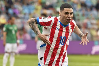 Miguel Almirón, jugador de la selección de Paraguay, celebra un gol en el partido frente a Bolivia por la fecha 12 de las Eliminatorias Sudamericanas 2026 en el estadio Municipal, en El Alto, Bolivia.