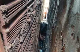 La niña de 3 años quedó atrapada en el estrecho espacio entre la muralla y la pared de la casa en que vive.