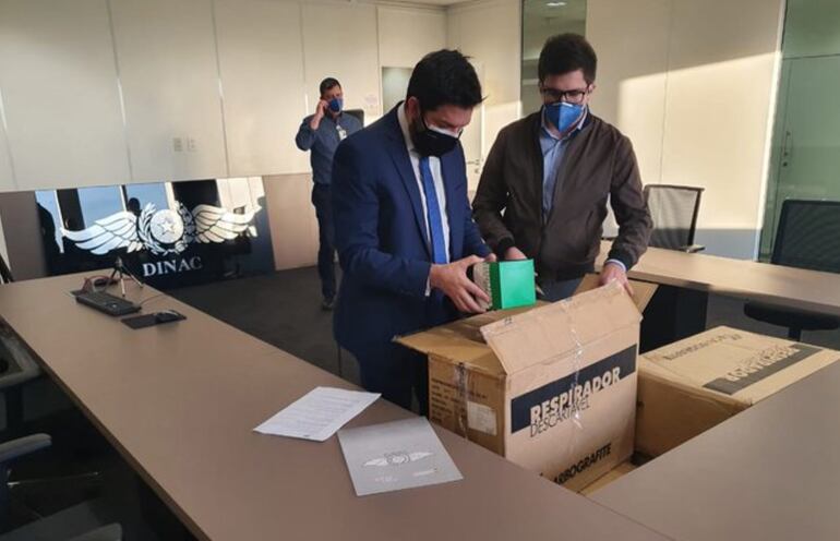 El fiscal Osmar Legal, cuando allanó la oficina de la presidencia de la Dinac, entonces a cargo de Edgar Melgarejo Ginard.